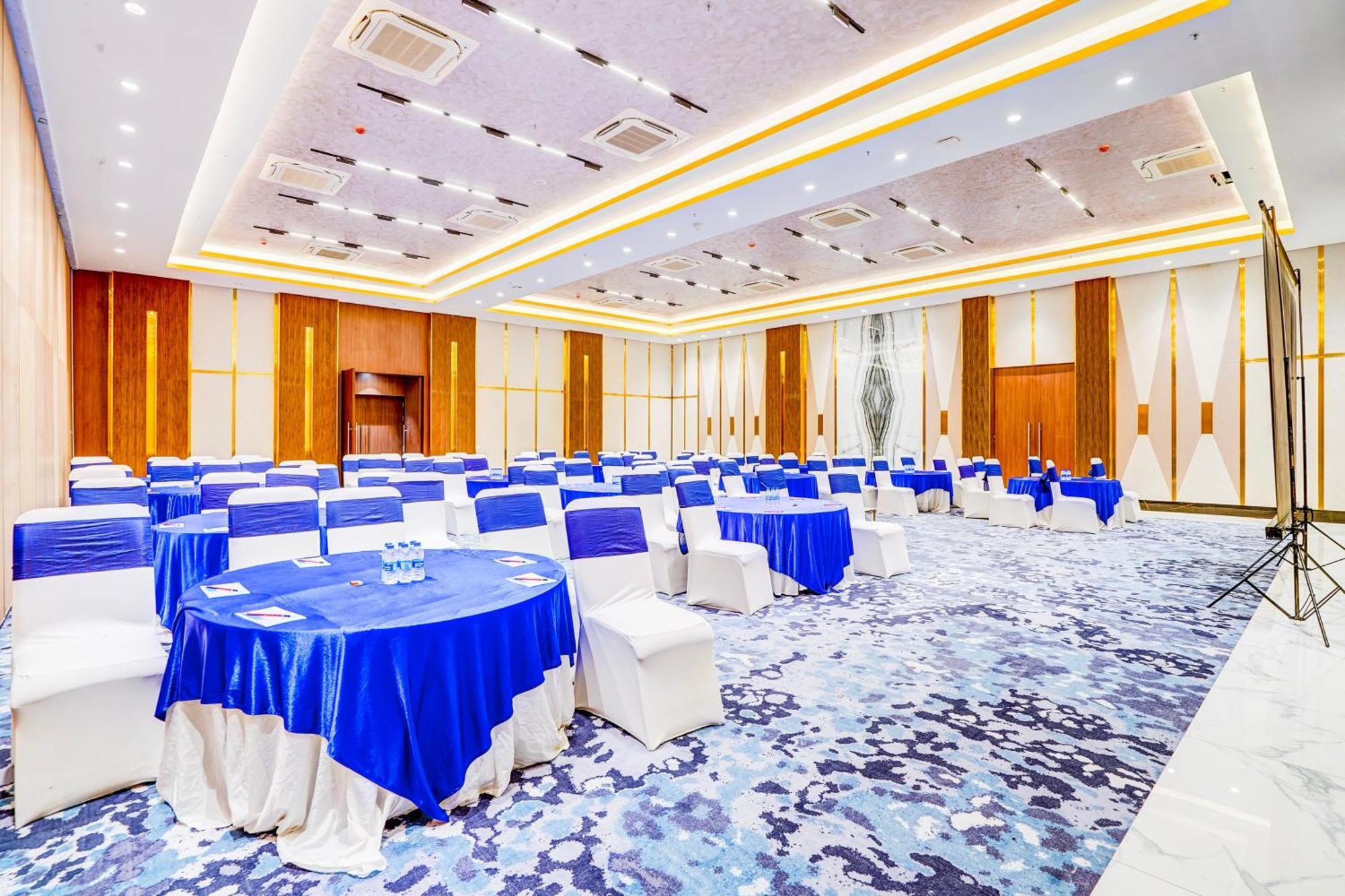 Sunday Hotels And Residences Gurgaon Esterno foto