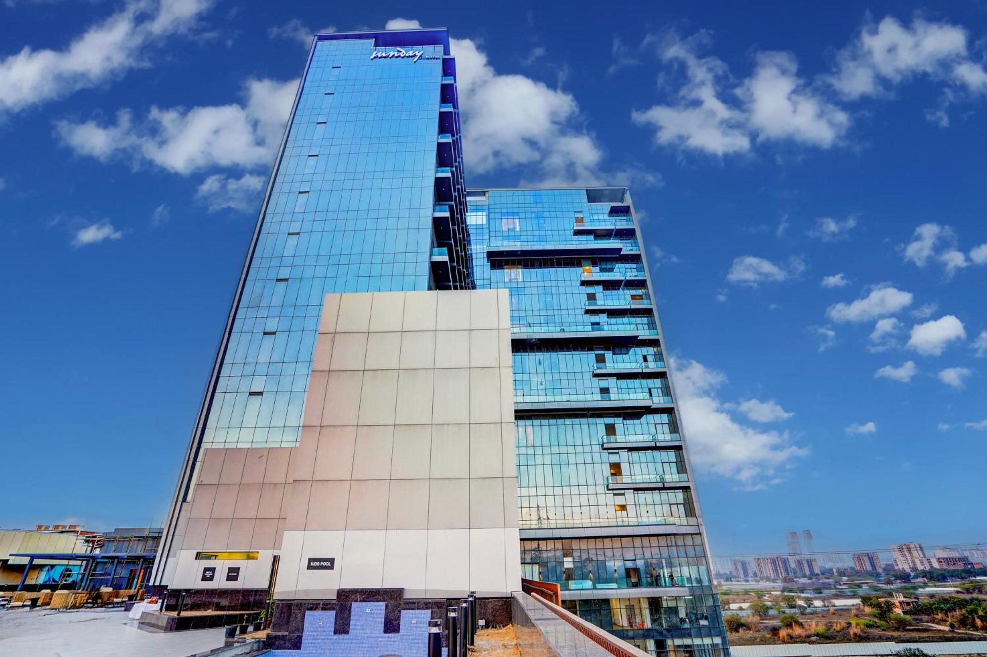 Sunday Hotels And Residences Gurgaon Esterno foto