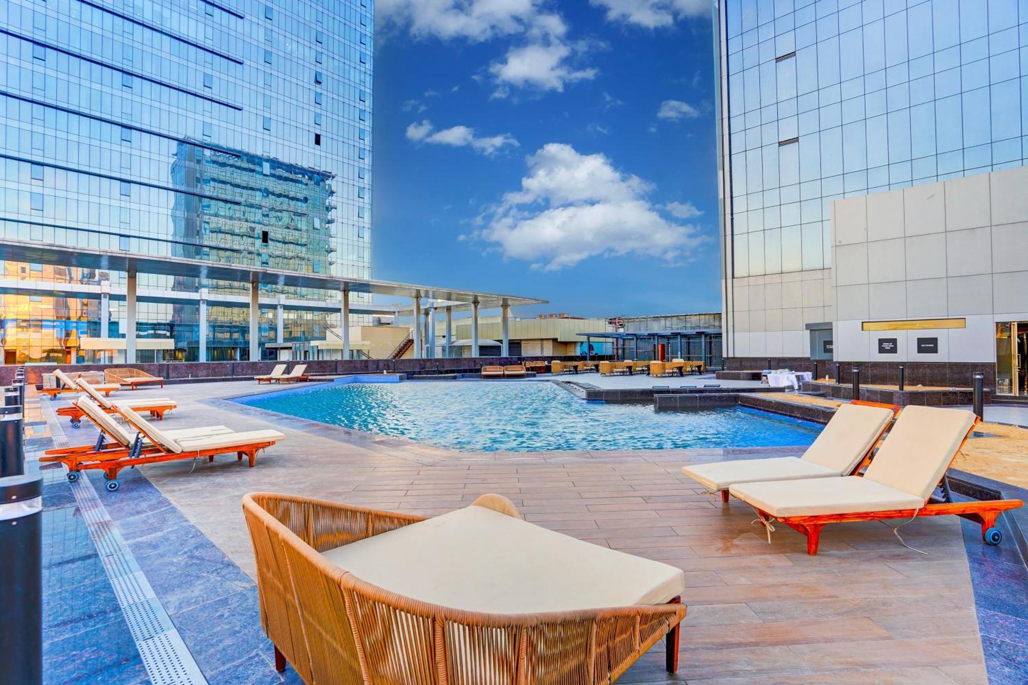 Sunday Hotels And Residences Gurgaon Esterno foto